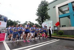 Bác sĩ viện Nhi Trung ương đội mưa chạy bộ ủng hộ sự kiện UpRace