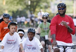 Chuyên tặng xe đạp cho học sinh, LeBron James bồi hồi giải thích