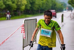 Người đàn ông chinh phục Tràng An Marathon bằng đôi nạng