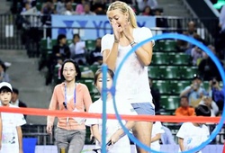 "Búp bê Nga" Maria Sharapova cực nhí nhố với các em bé tại Tokyo