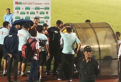 Trọng tài lại biến V.League thành trò hề trong trận B. Bình Dương gặp Than Quảng Ninh