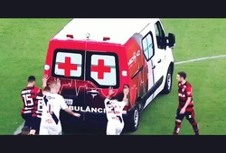 Hú vía với xe cứu thương chở cầu thủ đi cấp cứu bị chết máy ngay trên sân ở giải VĐQG Brazil
