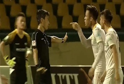 Quế Ngọc Hải nổi nóng với trọng tài sau khi SLNA bị thổi phạt đền trên sân Cẩm Phả
