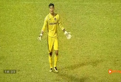 Pha xử lý tai hại của hàng thủ Than Quảng Ninh "biếu không" bàn thắng cho SLNA