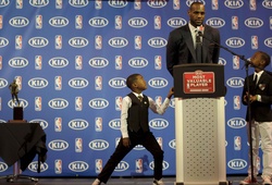 LeBron James khoe clip về con trai út 11 tuổi, ném 3 điểm chuẩn như Stephen Curry