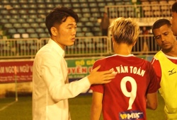 "Soái ca" Xuân Trường mặc sơ mi trắng, an ủi cầu thủ HAGL sau trận thua trước Hà Nội FC