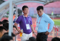Thua HAGL, HLV Nam Định mỉa mai: "Tổ chức một giải đấu trong gia đình cho nhanh gọn"