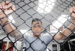 HLV: Martin Nguyễn đã lên nhận giải võ sĩ MMA Châu Á
của năm với cái chân sưng vù