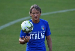 HLV Roberto Mancini ra mắt ở ĐT Italia với "bùa may" mang theo 17 năm qua