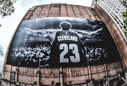 Cleveland thay thế banner khổng lồ LeBron James bằng bức hình kì quái?