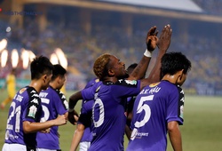Quang Hải và các cầu thủ Hà Nội FC ăn mừng khi vô địch V.League 2018 sớm 5 vòng đấu