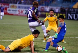 Cầu thủ SLNA cứu thua khó tin trước vạch vôi trên sân của Hà Nội FC
