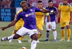 Phan Đình Vũ Hải cản phá quả 11m của Oseni, ngăn CĐV Hà Nội FC ăn mừng vô địch V.League 2018