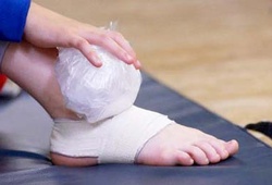 Kinh nghiệm chữa lật cổ chân khi đá phủi