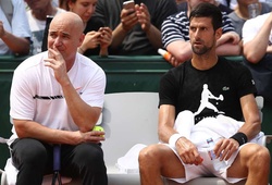 Andre Agassi tiết lộ lý do làm... HLV miễn phí cho Novak Djokovic