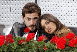 Bồ Casillas hoãn cưới vì… bụng to