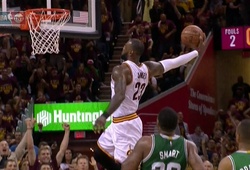 Cú dunk hỏng khó tin của LeBron James ở Game 4