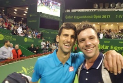Djokovic bất ngờ khi bại tướng xin selfie trên sân