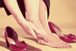 Hạn chế tác hại và cách chăm sóc khi mang giày cao gót