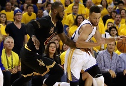 Steph Curry biến LeBron thành “gã hề” ở Game 2 chung kết NBA