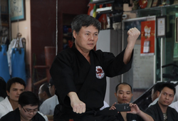 "Chấp" hơn 20 cân, Võ sư Karate vẫn chiến Truyền nhân Vịnh Xuân