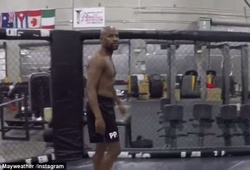 Video: Floyd Mayweather bước chân vào lồng sắt MMA 