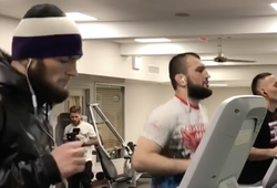 Video: Khabib và Holloway tập cách nhau đúng một máy chạy bộ