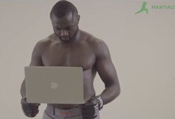 Video MMA: Những cách bật máy tính cực "dị" của các võ sĩ