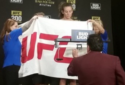 Weight-in UFC 200: Hendricks quá cân, Tate lên cân trong trạng thái nude