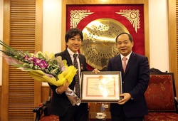Bị đuổi việc, HLV Miura vẫn được trao kỷ niệm chương