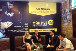 Lee Nguyễn "tuềnh toàng" giao lưu với NHM ở quán ăn
