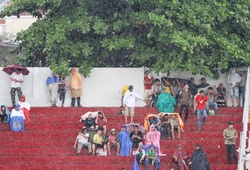 Khán giả “đội mưa” cổ vũ U.21 VN
