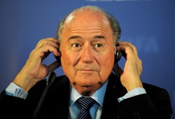 Mất ghế chủ tịch FIFA, Blatter làm… phóng viên