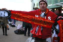 Thèm “Người đặc biệt”, fan M.U đeo khăn quàng hình Mourinho