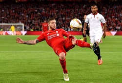 Tội đồ Moreno hứng "mưa gạch đá" sau thất bại của Liverpool