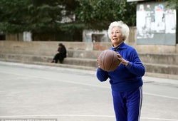 Cụ bà 83 tuổi vẫn thường xuyên thi đấu và tập bóng rổ mỗi ngày