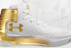 Curry tặng 30 đôi giày bản giới hạn mới ra mắt cho fans New York