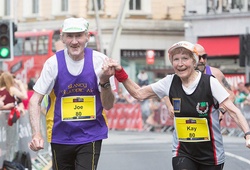 "Cặp đôi" cùng nhau hoàn thành marathon kỉ niệm sinh nhật tuổi 80