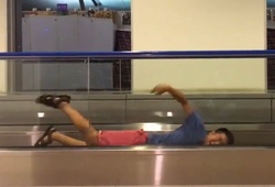 Clip "bơi lội", "chèo thuyền" tại sân bay TSN gây sốt