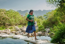 Cô gái bộ tộc Tarahumara VĐ giải chạy 50km với đôi sandal tái chế