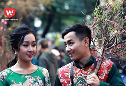 Gặp Phạm Phước Hưng và bạn gái xinh như mộng đi chợ hoa Tết