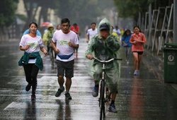 Hàng trăm người đội mưa rét chạy bộ vì An toàn giao thông