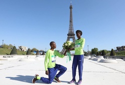 Hi hữu: Cặp vợ chồng cùng bước lên đỉnh Paris Marathon 2017