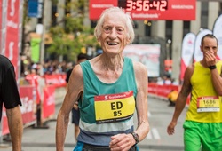 Huyền thoại marathon Ed Whitlock qua đời ở tuổi 86