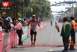 Ironman thoát chết khỏi đám cháy chung cư Carina Plaza đi xuyên đêm chạy marathon giải báo Tiền Phong
