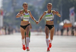 Marathon tại Olympic 2016: Cặp song sinh dắt tay nhau về đích!