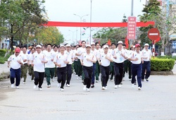 VĐV Olympic Nguyễn Thành Ngưng chạy phát động Ngày chạy Olympic Vì sức khỏe toàn dân