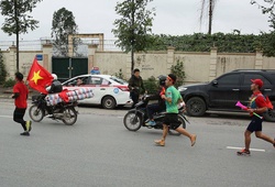 "Running man" chạy từ Hồ Gươm lên Nội Bài đón U23 Việt Nam trở về