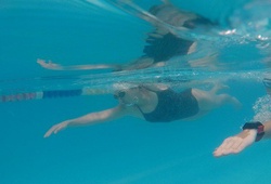 Tập luyện kỹ thuật bơi open water cùng nhà VĐQG bơi lội