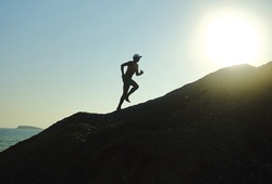 5 bài tập bổ trợ giúp bạn chạy lên dốc không biết mệt